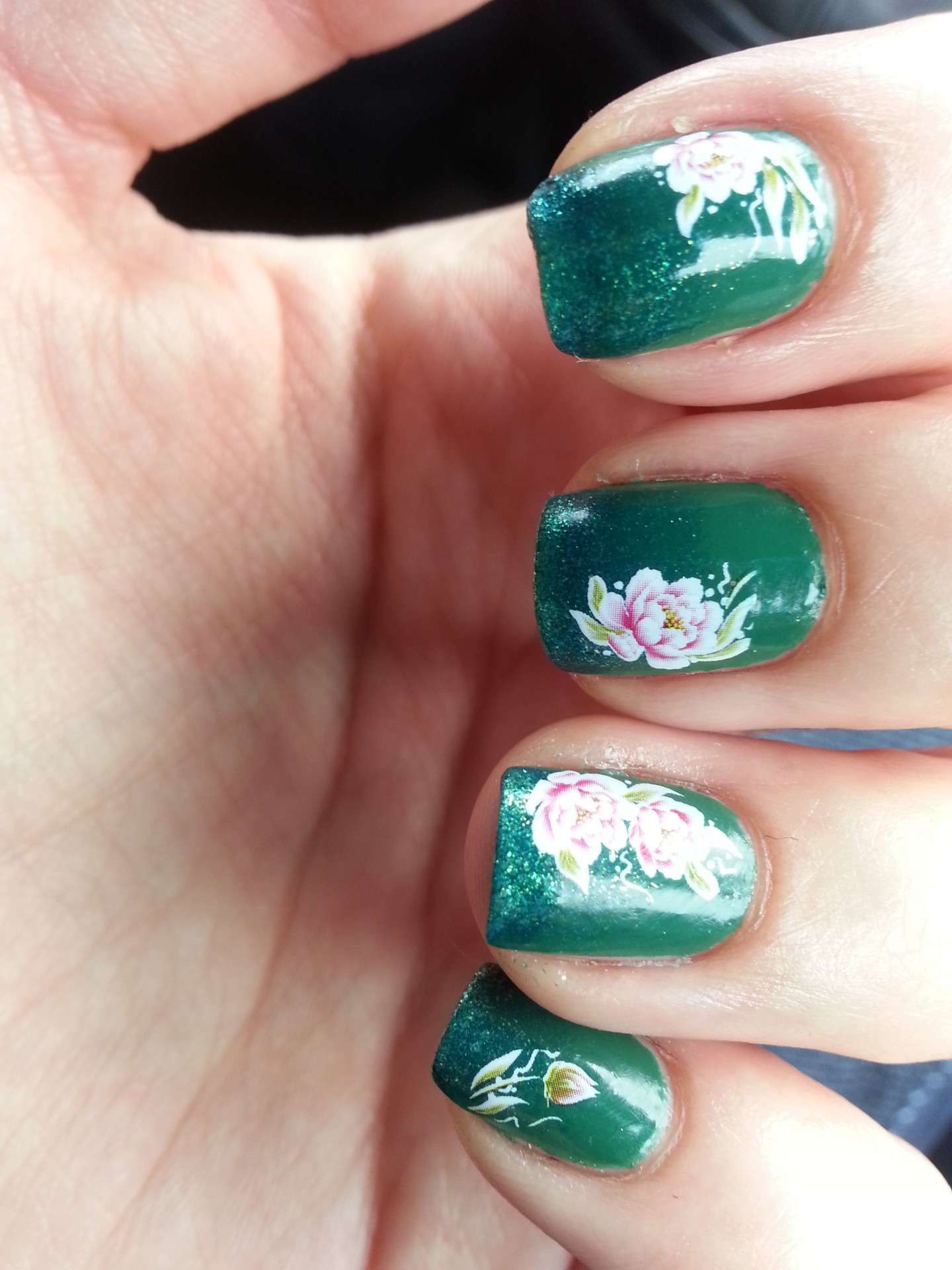 Manicure verde con rose bianche