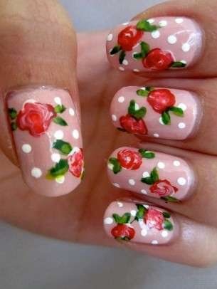 Tanti pois e rose per decorare le tue unghie