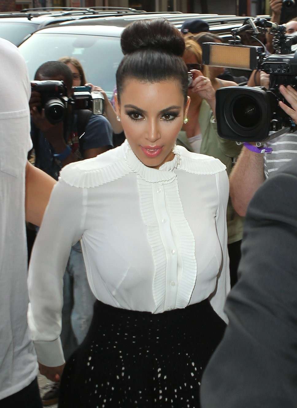 Kim Kardashian con la camicia bianca