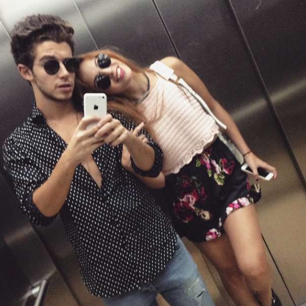 Selfie in ascensore per gli attori di Violetta
