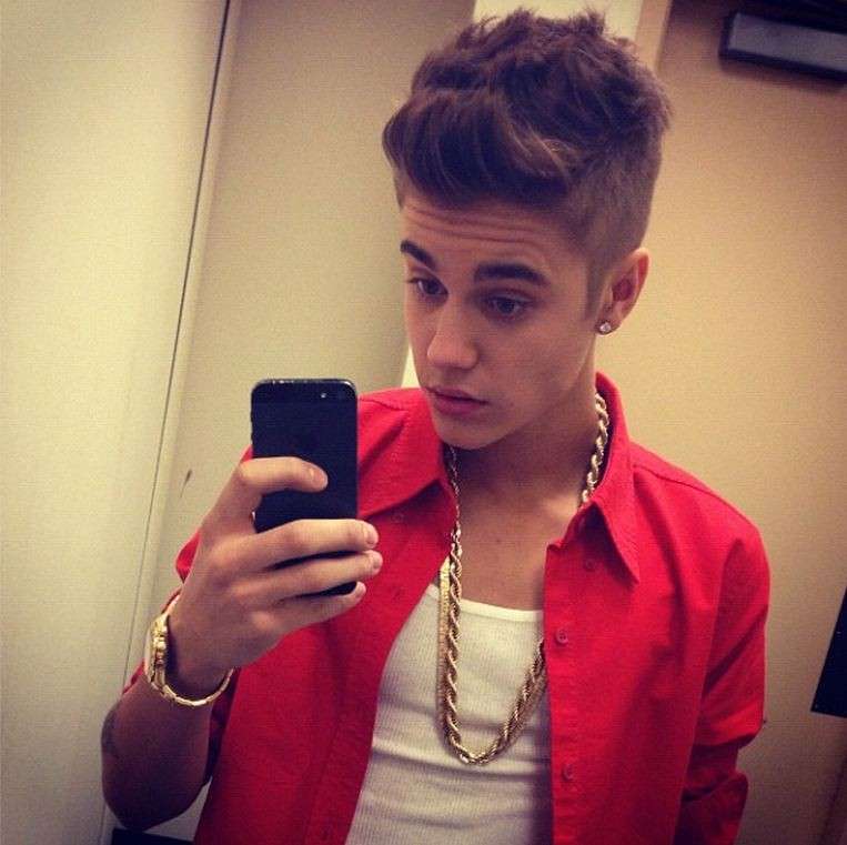 Selfie di Justin con camicia rossa
