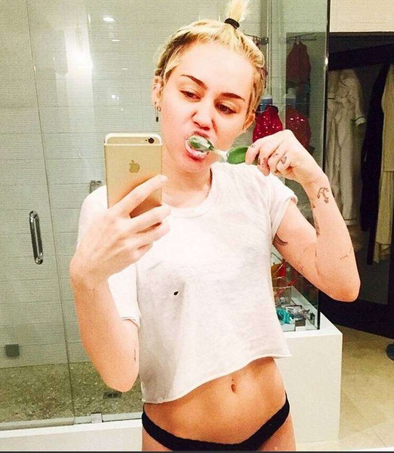 Selfie di Miley Cyrus mentre lava i denti
