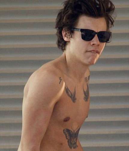 Harry Styles a torso nudo in Spagna! Foto!