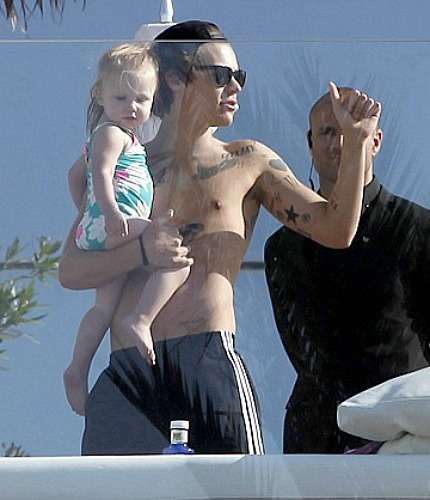 Harry Styles Spagna passeggia con bambina!