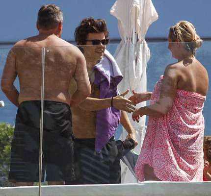 Harry Styles Spagna incontra fan in piscina!