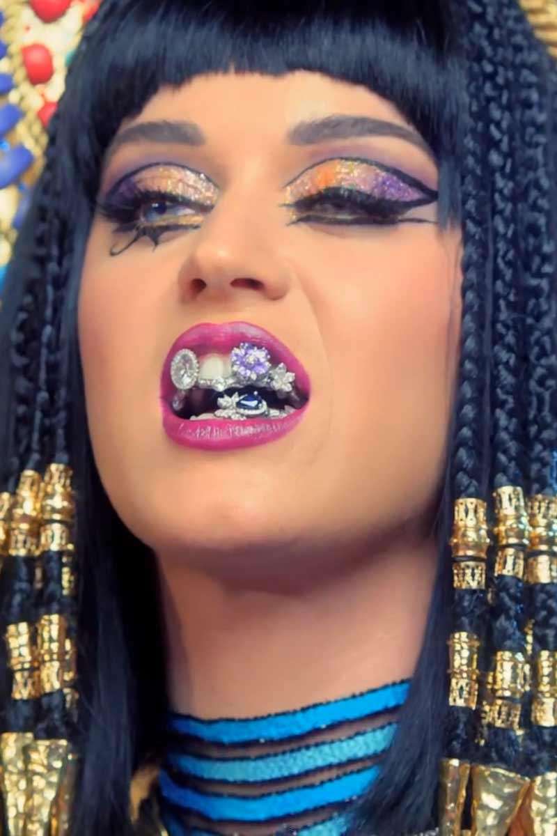 Katy Perry con piercing per i denti
