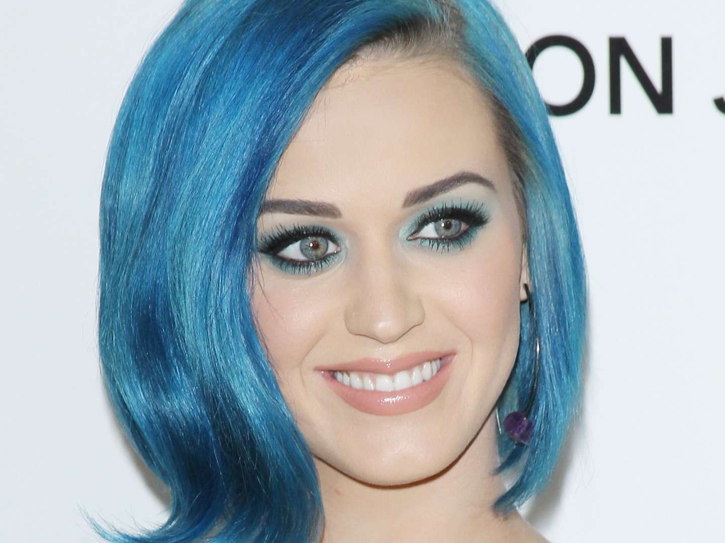 Primo piano di Katy Perry con i capelli blu
