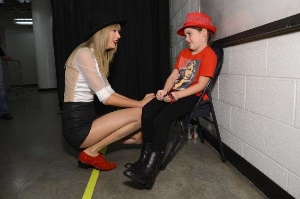 Taylor Swift con una fan dopo un concerto