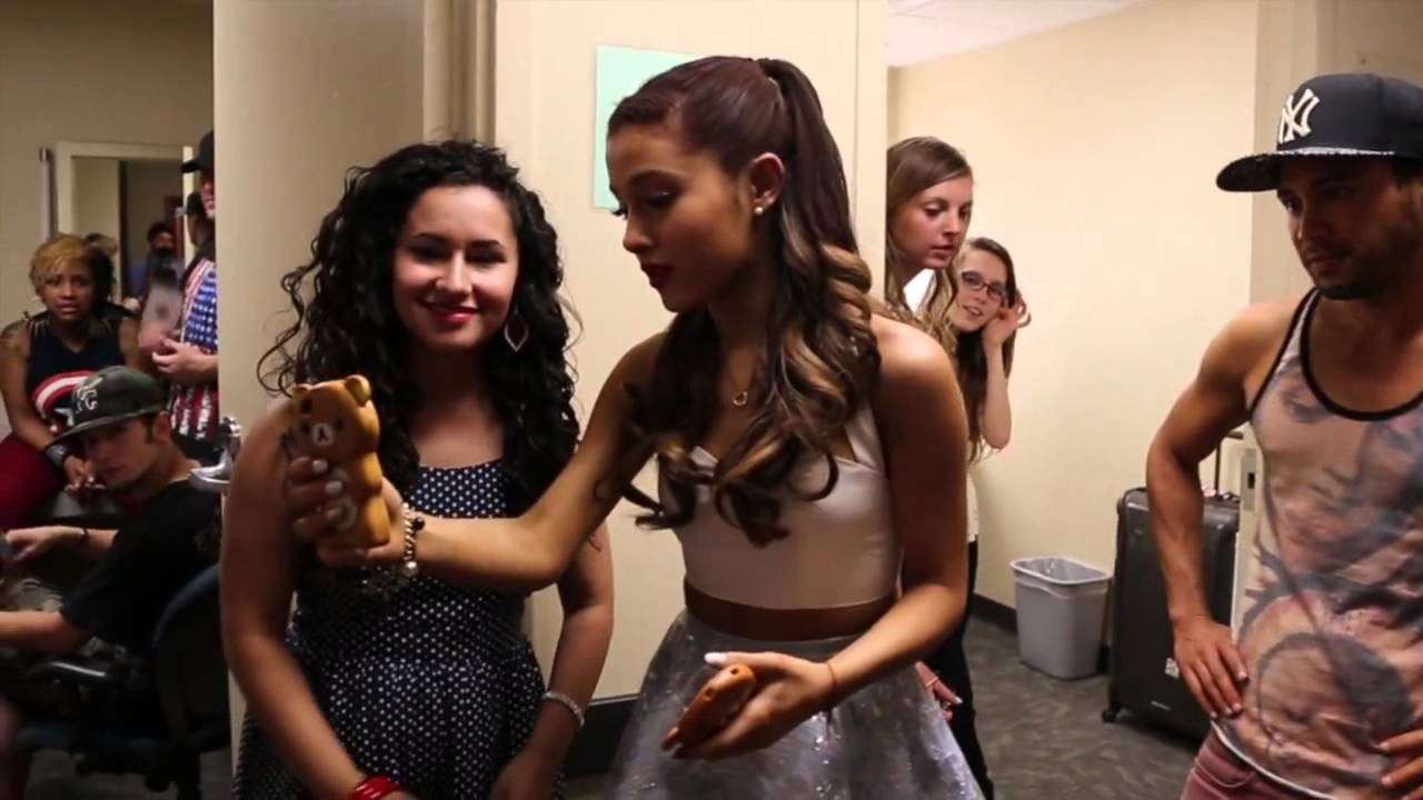 Star dopo un concerto: selfie con Ariana Grande