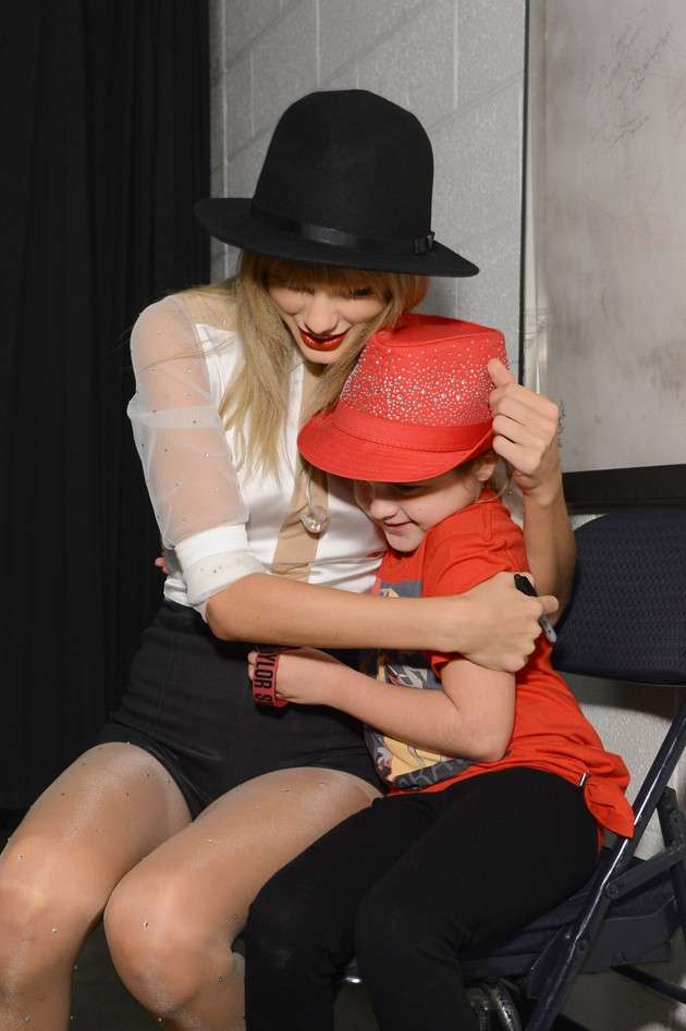 Taylor Swift abbraccia una fan dopo un concerto