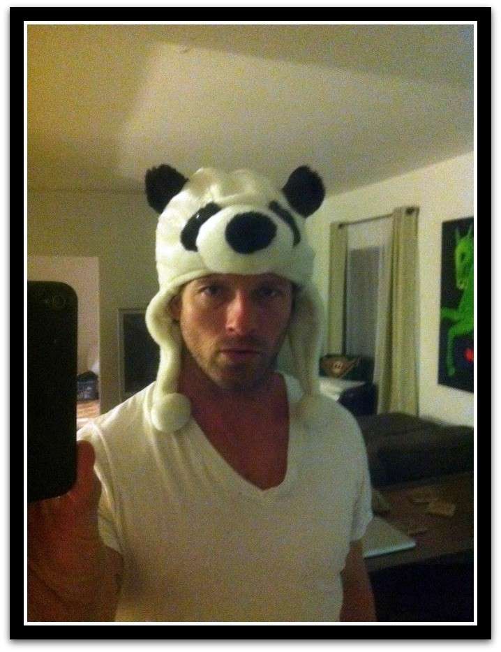 Ian Bohen con cappello da panda