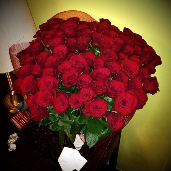Bar Refaeli riceve 100 rose rosse