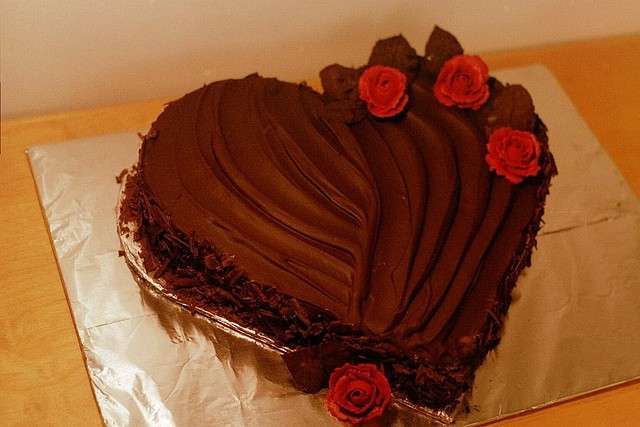 Torta al cioccolato a forma di cuore per San Valentino