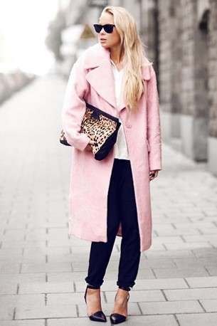 Cappotto rosa e borsa leopardata