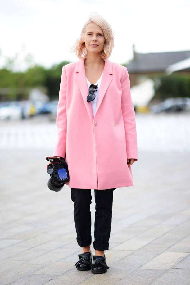 Cappotto rosa e flat nere