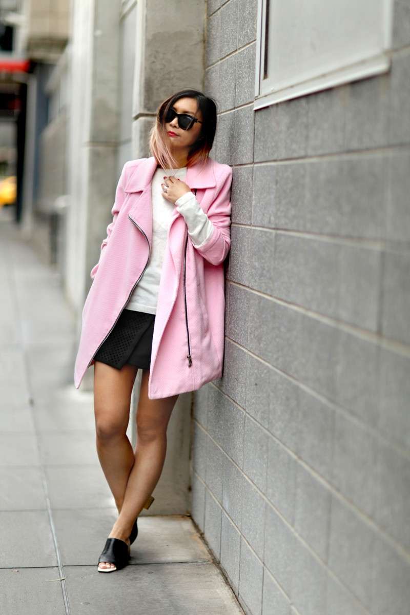 Look con cappotto rosa e shorts