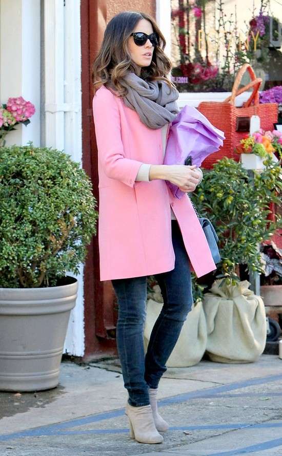 Kate Beckinsale con il cappotto rosa