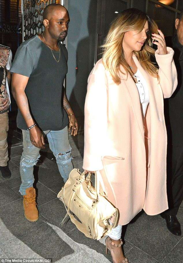 Kim Kardashian con il cappotto rosa