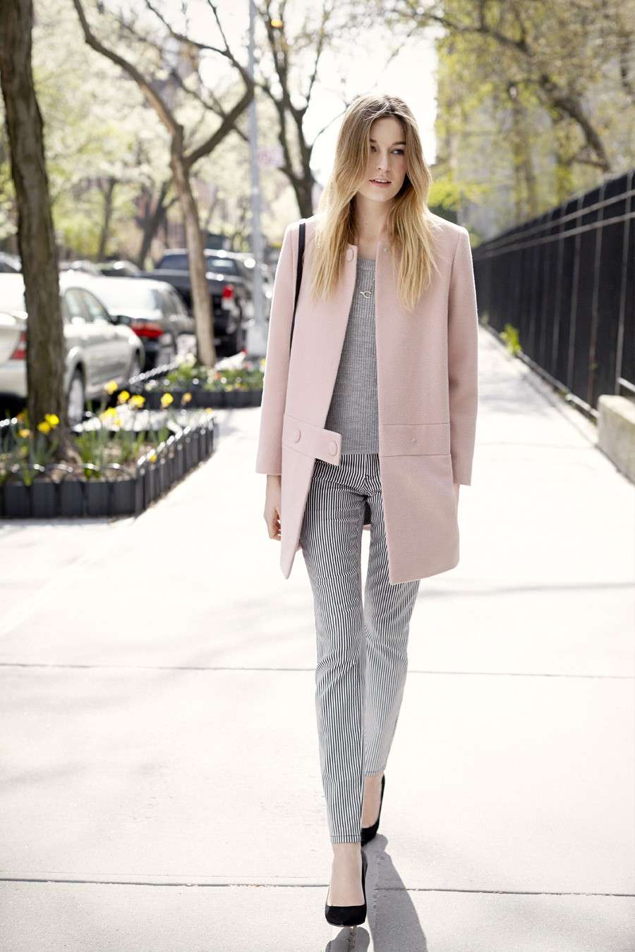Outfit per abbinare il cappotto rosa con stile