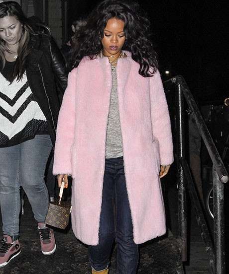 Rihanna con il cappotto rosa