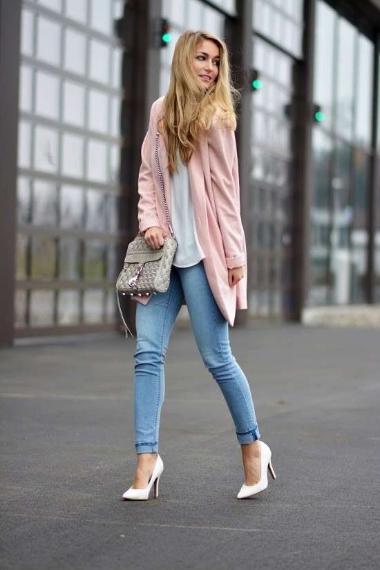 Skinny jeans e cappotto rosa