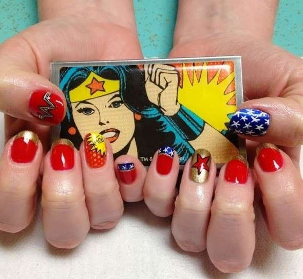Nail art Wonder Woman