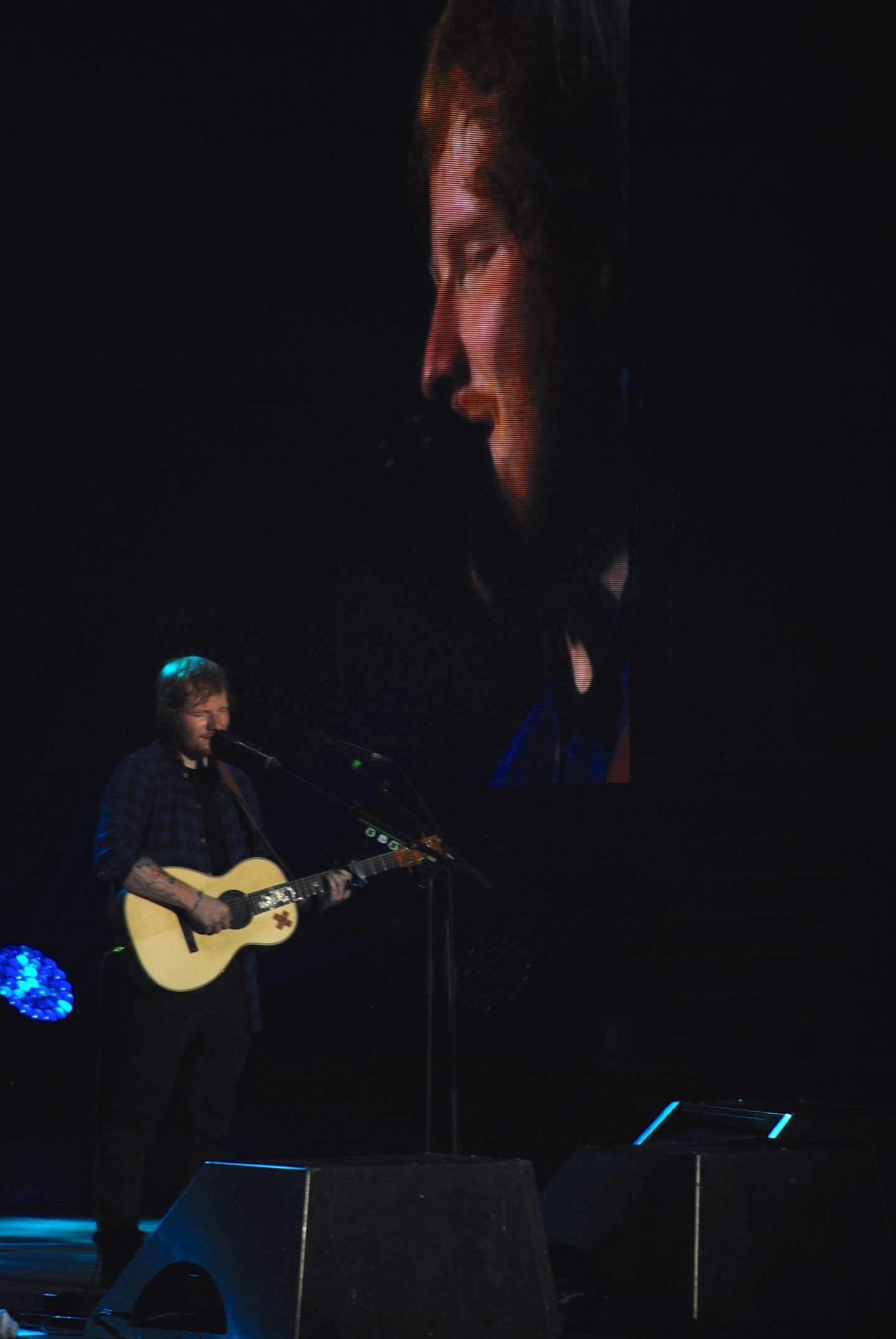 Primo piano di Ed Sheeran in concerto