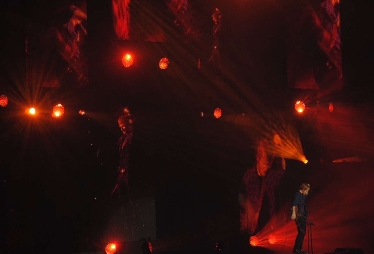 Ed Sheeran in I see fire sul palco a Milano