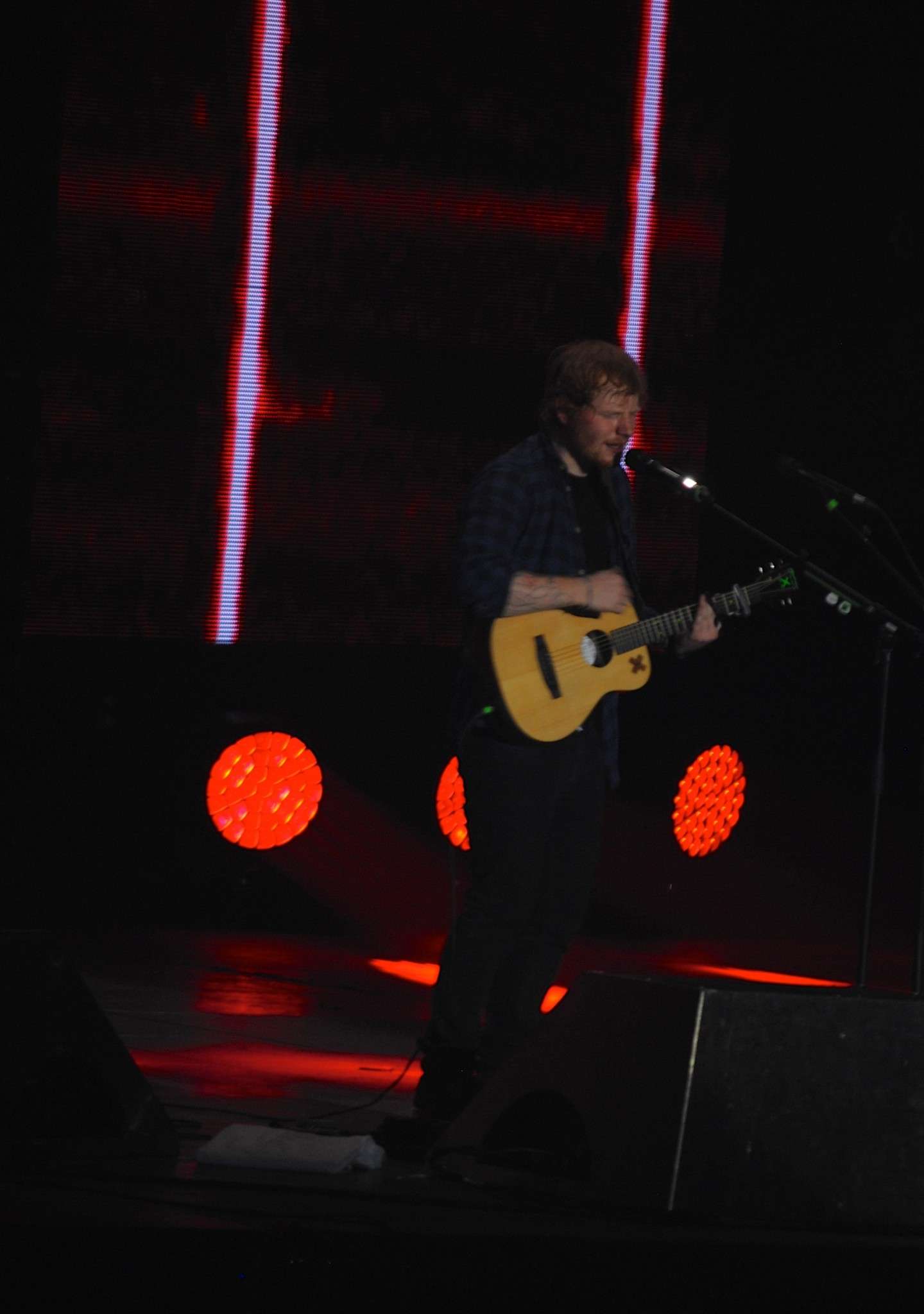 Giochi di luce al concerto di Ed Sheeran a Milano