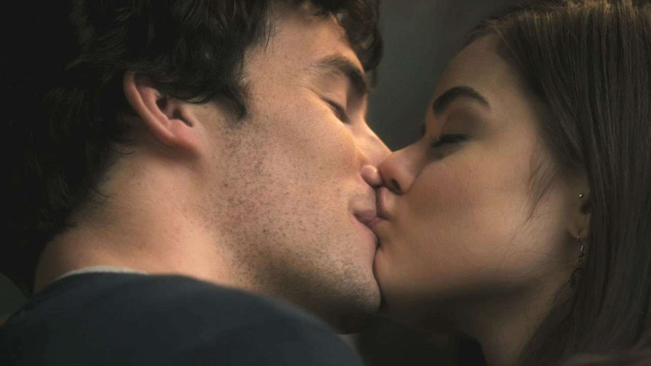 Il bacio tra Ezra e Aria in in Pretty Little Liars