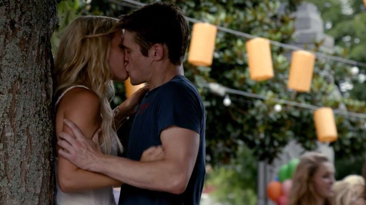 Matt e Rebekah si baciano in The Vampire Diaries