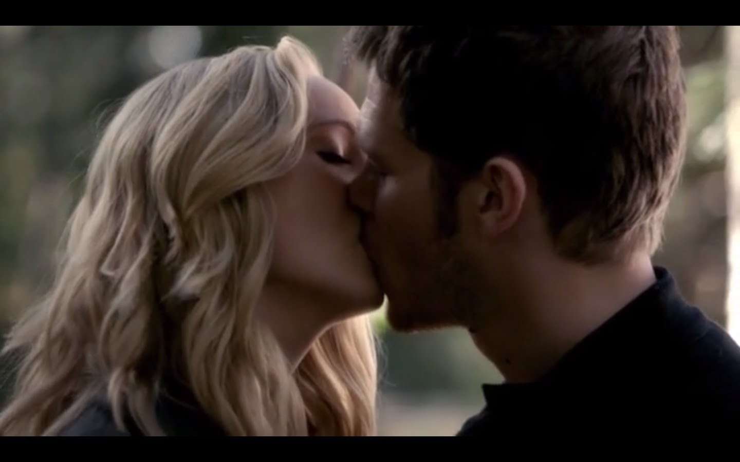 Klaus e Karoline si baciano
