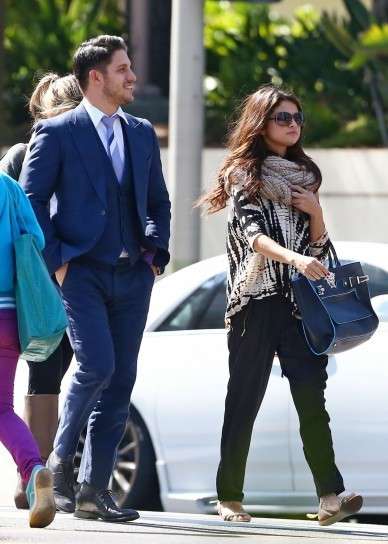Selena Gomez con sciarpa
