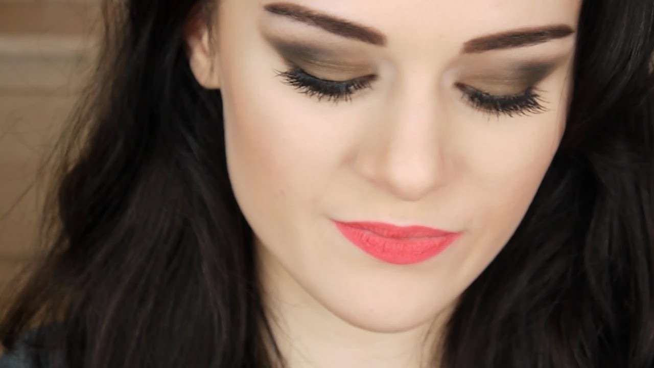 Makeup per una festa di 18 anni: smokey eyes e rossetto rosa