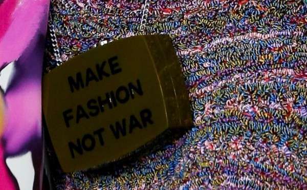 Make fashion not war, borsa Chanel