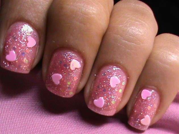 Nail art rosa glitterata con cuoricini