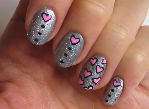 Nail art silver con cuori rosa