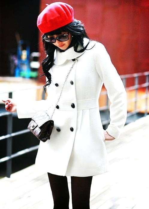 Cappotto bianco con accessori neri e rosso
