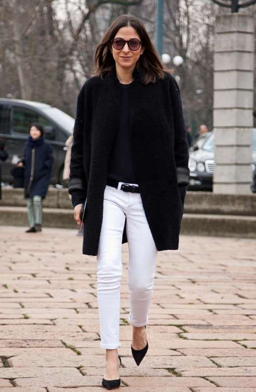 Jeans bianchi abbinati al cappotto nero