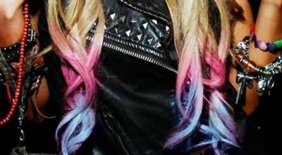 Ciocche di capelli colorate con i gessetti