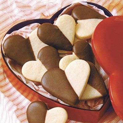 Biscotti a forma di cuore bianco e nero