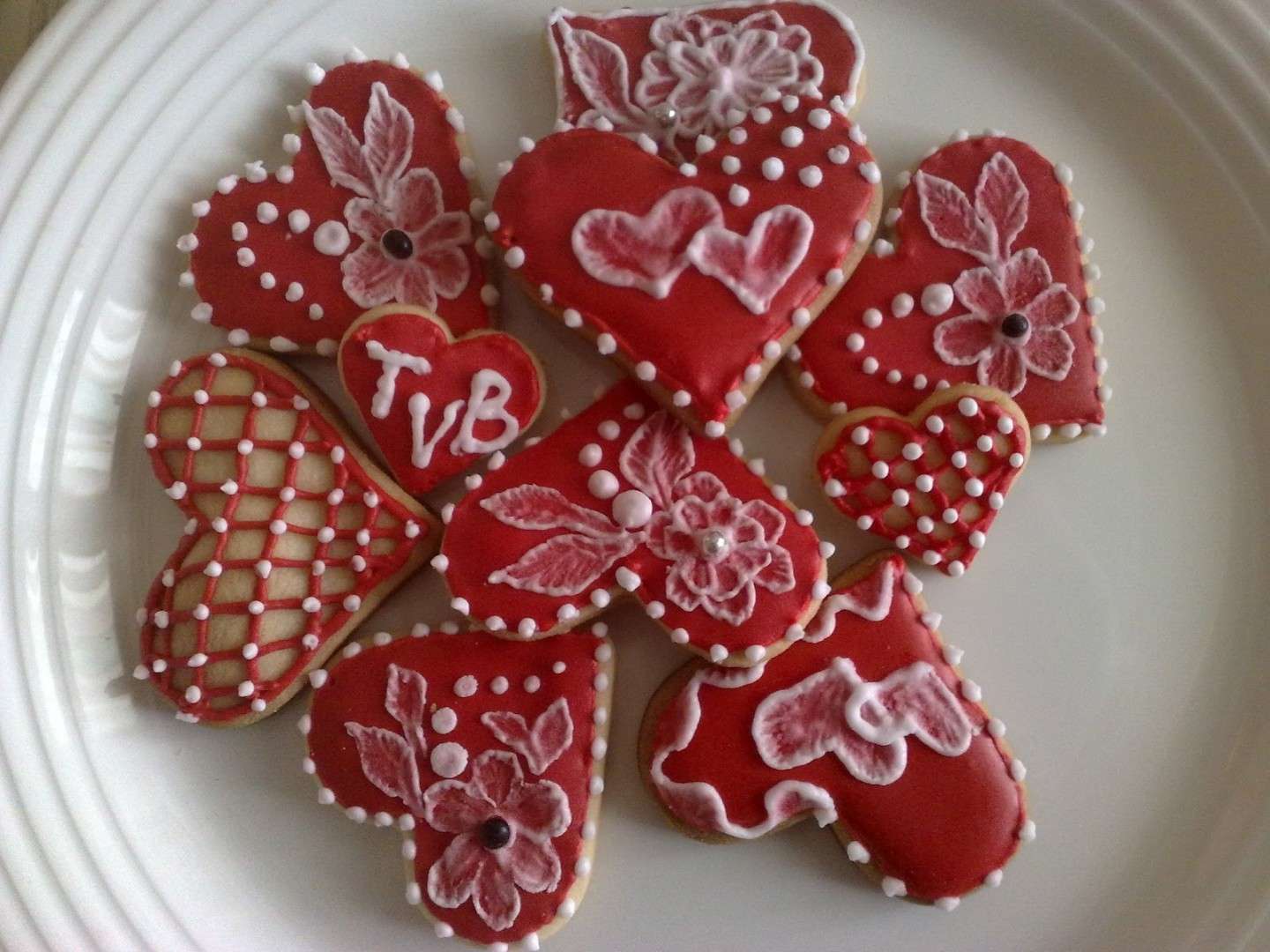 Biscotti a forma di cuore con glassa rossa