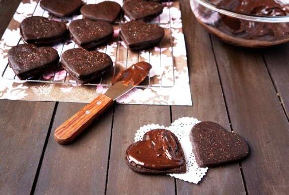Biscotti a forma di cuore doppio cioccolato