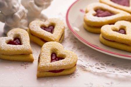 Biscotti di San Valentino ripieni di marmellata