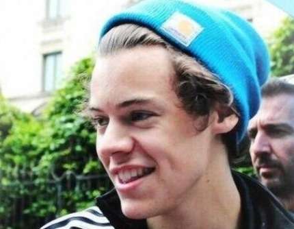 Harry-Styles-Milano-cappello-blu
