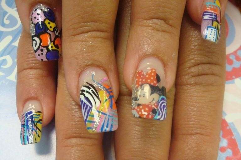 Nail art colorata di Minnie