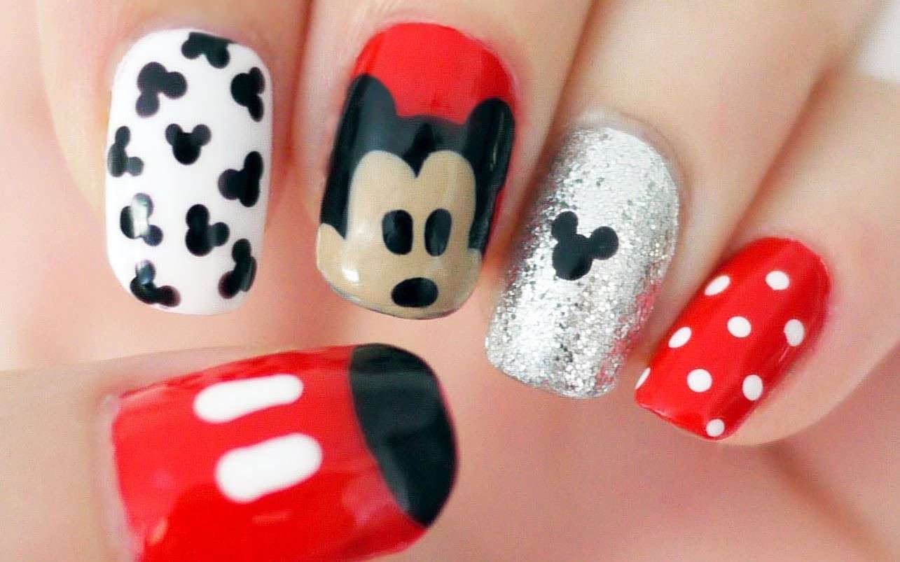 Nail art glitterata con Mickey Mouse
