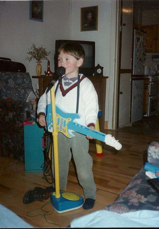 Niall Horan da piccolo insieme alla chitarra