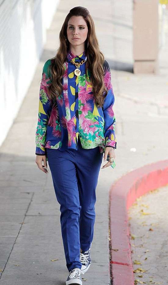 Lana del Rey indossa le Converse blu