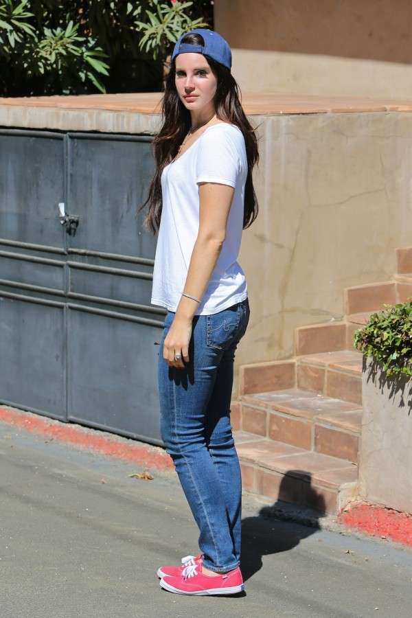 Lana del Rey in jeans e Vans